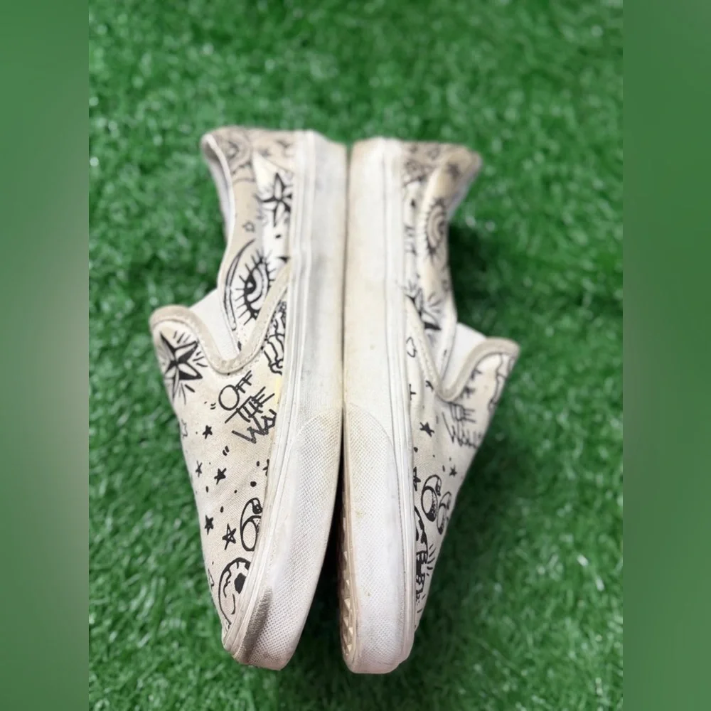 Vans Unisex White Slip-On Shoes with Black‎ Graphic Design Size M-6.5 W-8